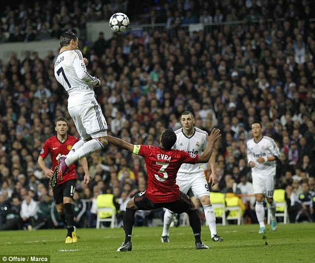 Một sai lầm của hàng phòng ngự M.U khi để một mình Evra kèm Ronaldo trong tình huống này.